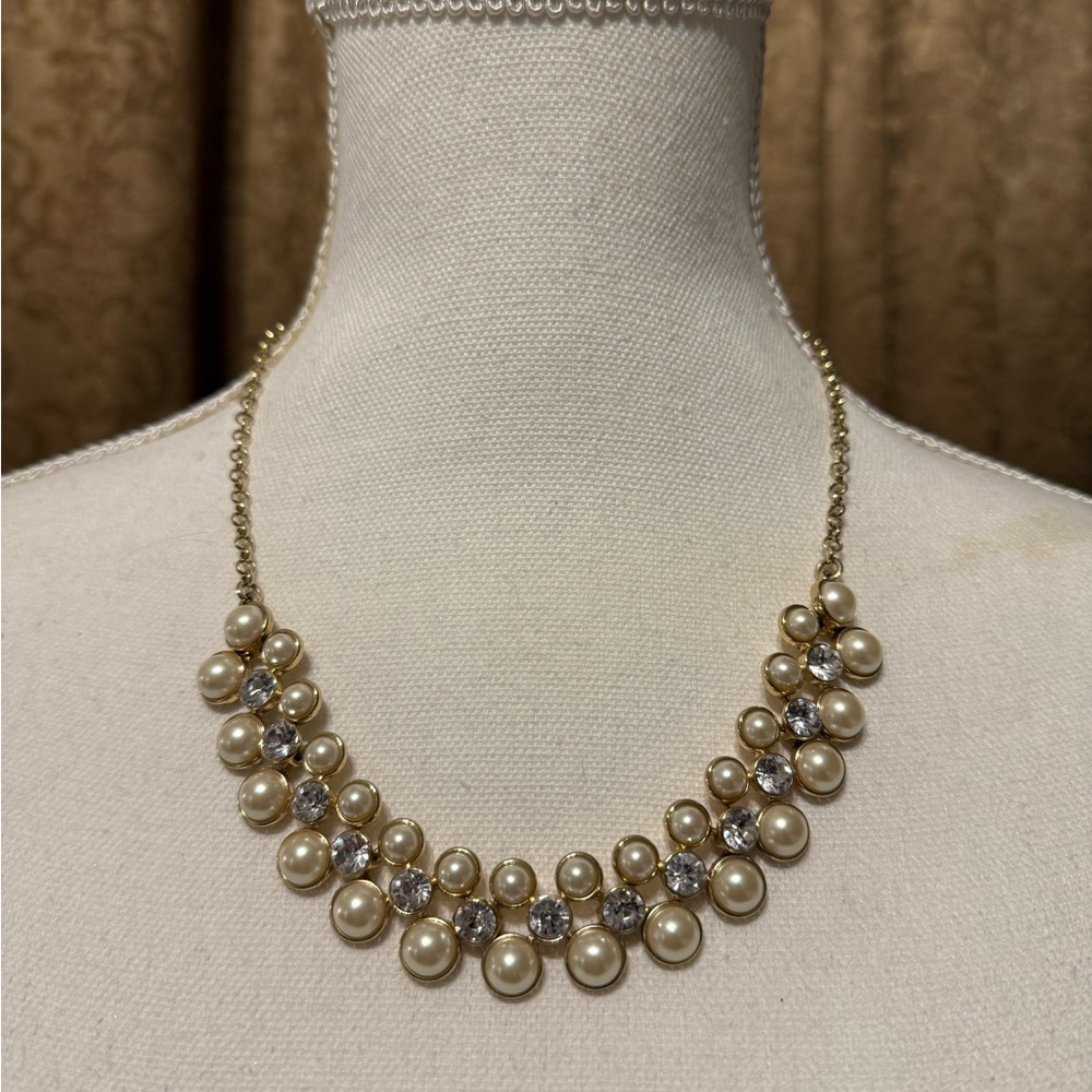 Elegant Pearl and Crystal Necklace